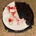 В торте «Красный Бархат» попался кусок белого пластика