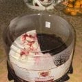 В торте «Красный Бархат» попался кусок белого пластика
